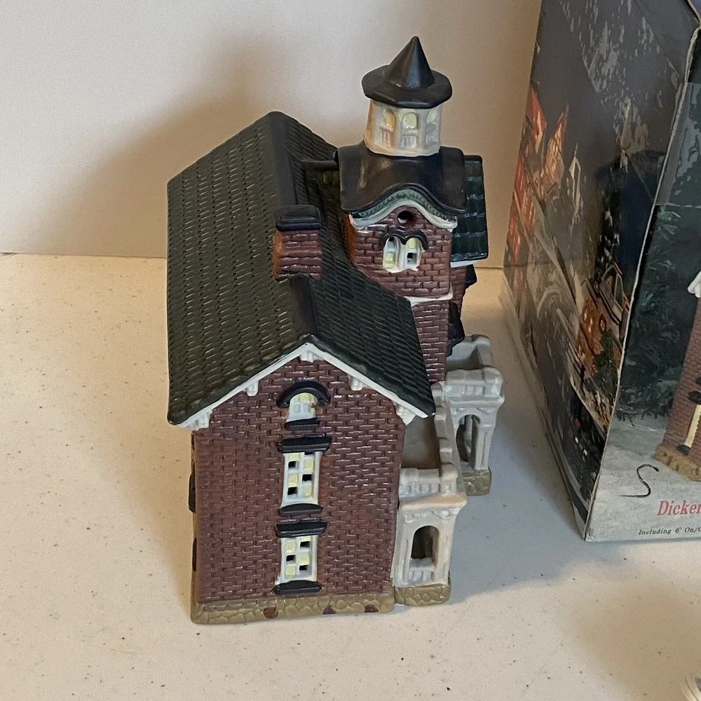 Dickens Keepsake Porcelain Red Brick House Light Up O'Well Novelty 1994‎ W/Cord